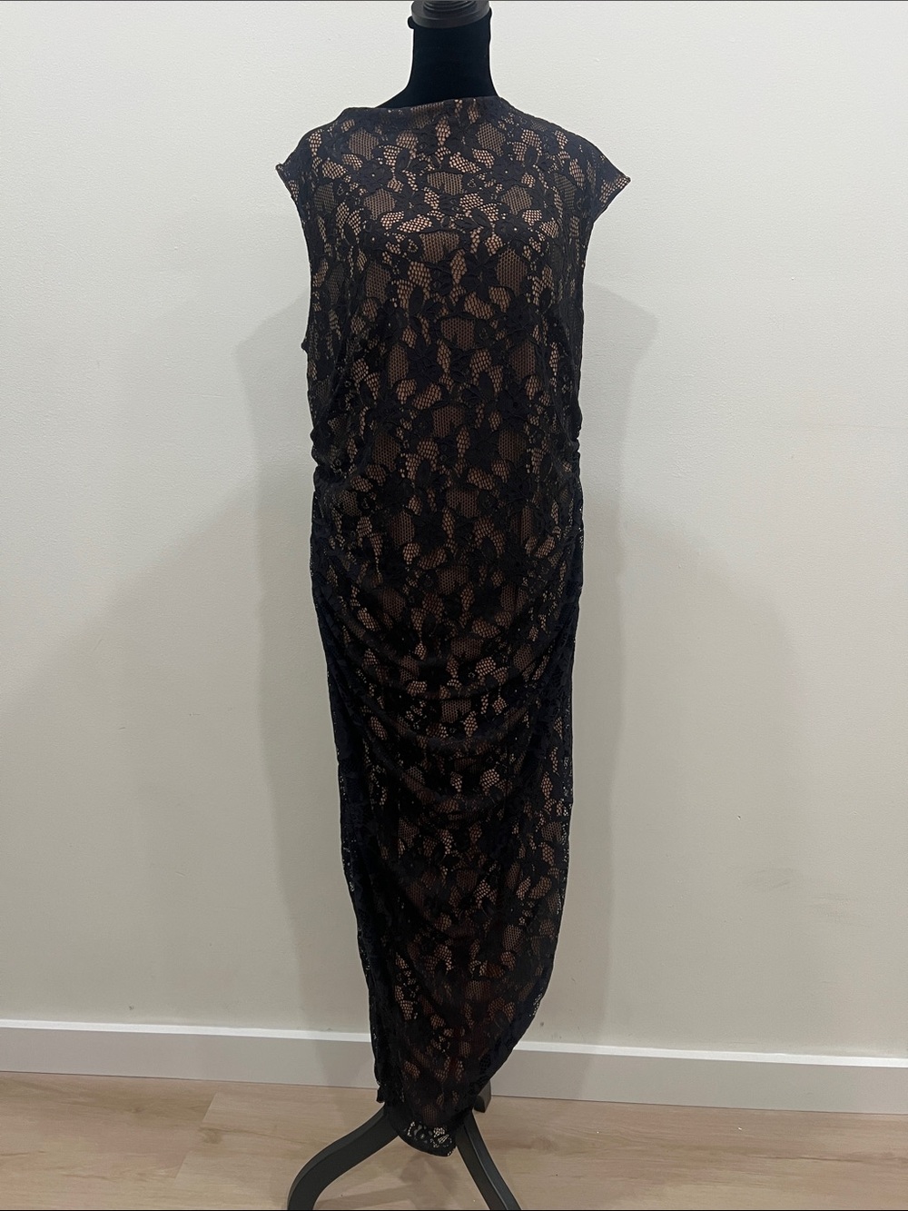 ASHLEY GRAHAM sleeveless, ruched lace midi dress